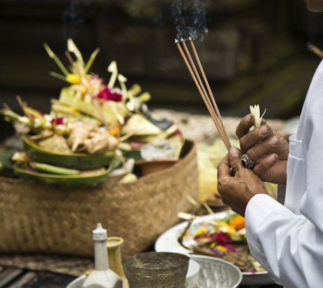 Ein Mann mit Räucherstäbchen in seiner Hand