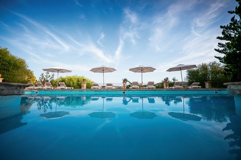 Eine Abkühlung bietet der großzügige Pool der Yoga Finca Son Mola Vell