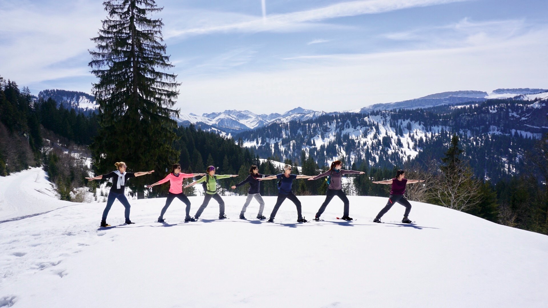 yoga-urlaub-deutschland-allgaeu-bio-berghotel-ifenblick-schneeschuhwandern-gruppe Spaß beim Schneeschuhwandern im Yoga Urlaub mit Alpenblick