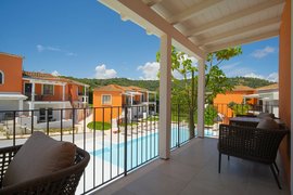 Blick vom Gartenzimmer auf den blauen Pool