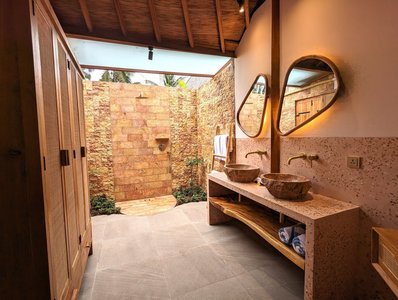 Elegantes Badezimmer mit freistehender Dusche