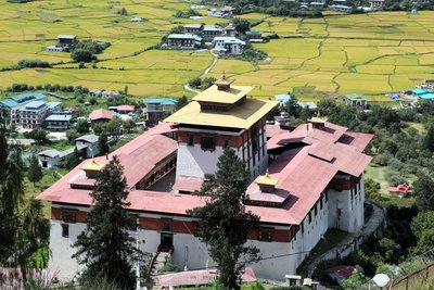 Der mächtige Bau eines buddhistischen Klosters - Dzong - in den majestätischen Bergen Bhutans