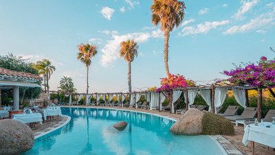 Entspanne Sie am Pool unter Palmen