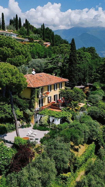 Die Villa Schindler mitten im Grünen gelegen