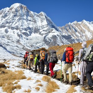 Wanderer zwischen schneebedeckten Bergen