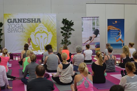 Denken Sie an Ihre Yogakleidung und machen Sie bei den kostenlosen Yoga Unterrichtsstunden mit 