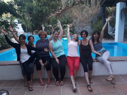 Ursula Engel empängt Ihre Yoga-Gruppe voller Freude im Castillo San Rafael