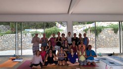 yoga-urlaub-spanien-mallorca-yogaraum-gruppe-menschen Mit Gleichgesinnten in der Gruppe Yoga üben