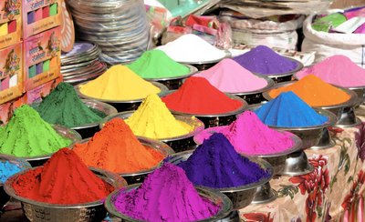 Bunte Farben auf dem Merkt in Kathmandu