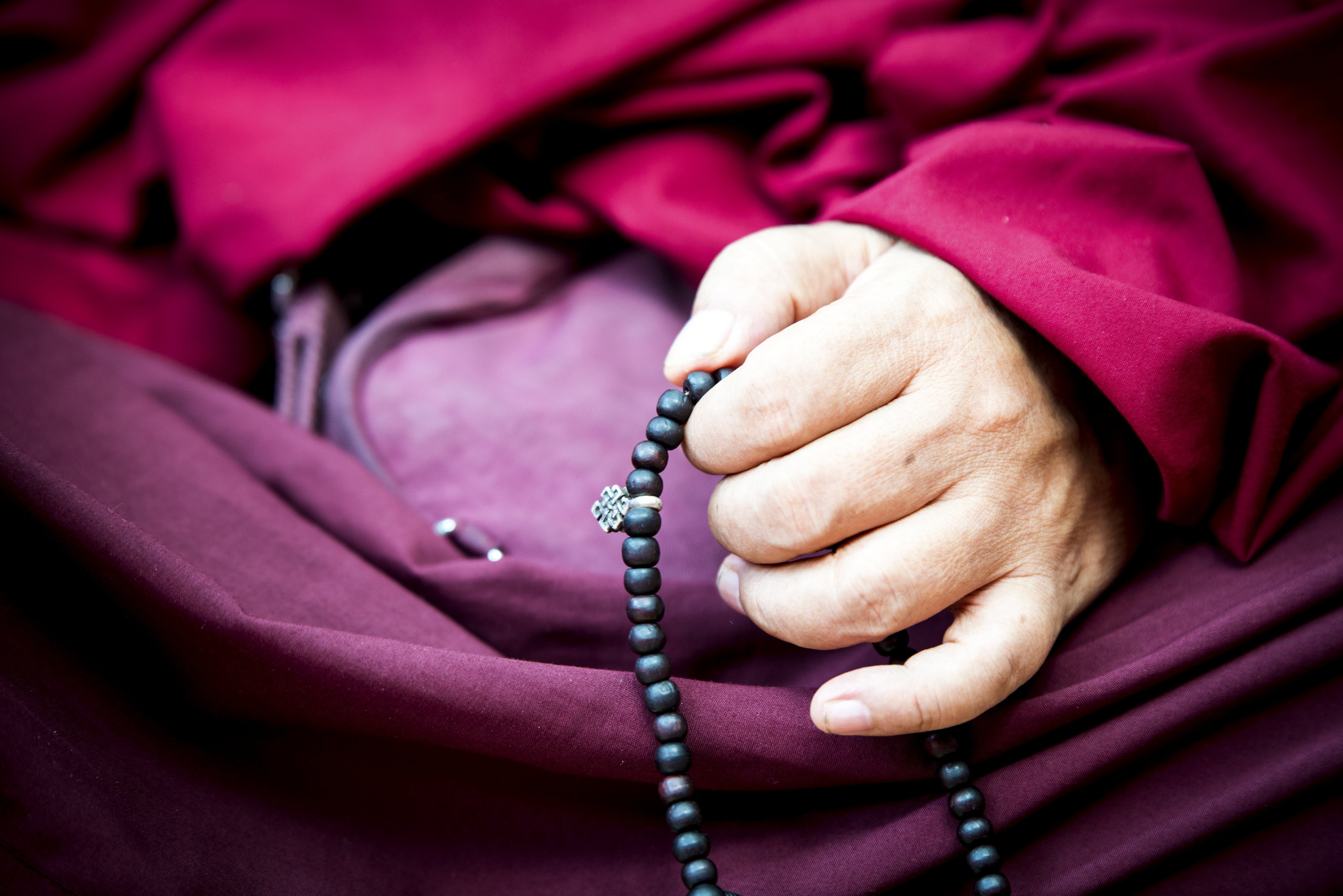 Ein Mann hält eine Gebetskette in der Hand