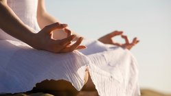 yoga-reisen-urlaub-meditation-strand-meer-sukhasana-schneidersitz-lotussitz-asanas-haltung-jnana-chin-mudra-siegel-der-erkenntnis Entspannen Sie bei einer Meditation am Strand