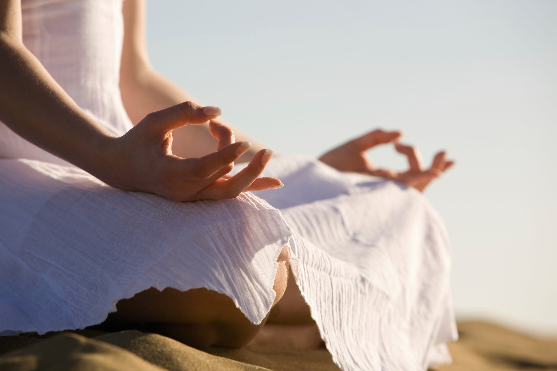 yoga-reisen-urlaub-meditation-strand-meer-sukhasana-schneidersitz-lotussitz-asanas-haltung-jnana-chin-mudra-siegel-der-erkenntnis Entspannen Sie bei einer Meditation am Strand