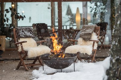 Entspannen Sie am Lagerfeuer auf der Terrasse