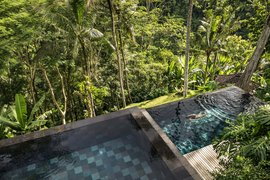 Der Blick auf den Pool von der Como Shambhala Suite