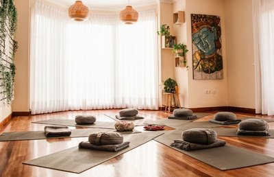 Zur Ruhe kommen und Kraft finden beim Yoga