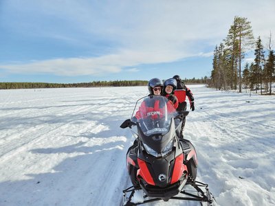 Durch die weite Landschaft mit dem Schneemobil