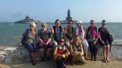 indien-reise-kerstin-einhorn-2.jpg Gruppenfoto mit traumhaften Ausblick in Südindien