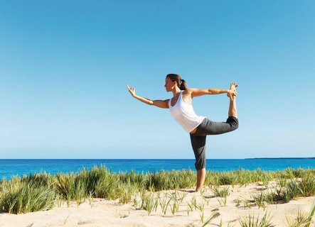 Auf einer NEUE WEGE-Reise in den Dünen Yoga üben