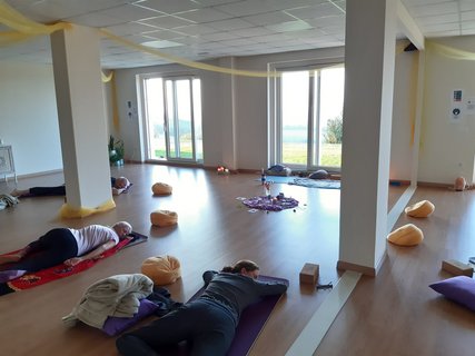 Die Yoga-Praxis beginnt mit einer Achtsamkeitsmeditation