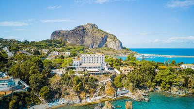 Titel: Yoga Italien Sardinien Hotel Galalias Terrasse mit PoolFotograf: Das Hotel Kalura liegt traumhaft an der Küste Italiens
