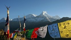 nepal-reisen-buddhismus-gebetsfahnen-natur-apurna Entdecken Sie die faszinierenden Landschaften Nepals