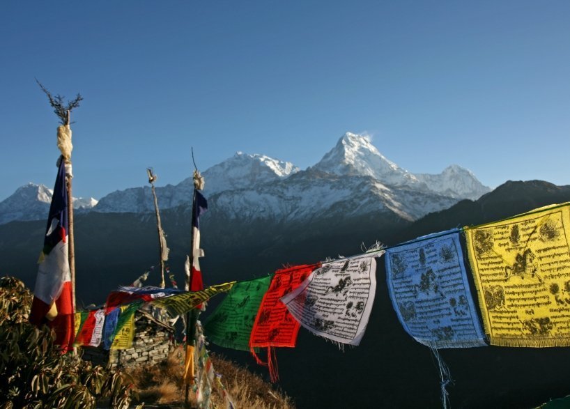 nepal-reisen-buddhismus-gebetsfahnen-natur-apurna Entdecken Sie die faszinierenden Landschaften Nepals