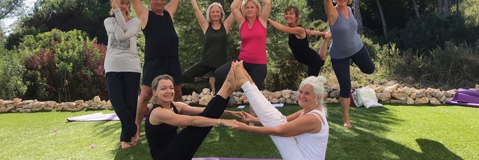 Freude und Herzlichkeit beim Yoga üben in der Gruppe