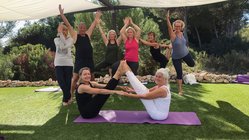 yoga-urlaub-portugal-hotel-suites-alba-resort-gruppe Freude und Herzlichkeit beim Yoga üben in der Gruppe