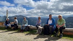 yoga-urlaub-deutschland-allgaeu-bio-berghotel-ifenblick-gruppe-wandern Eine kurze Wander-Pause mit Ausblick über die Berge