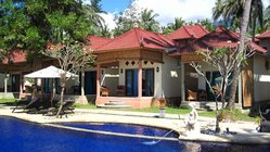 wellness-yoga-ayurveda-reisen-urlaub-indonesien-bali-holiway-garden-resort-and-spa-pool Die Bungalows im Holiway Garden Resort & Spa laden zum Wohlfühlen und Entspannen ein