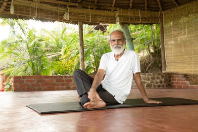 Der erfahrene Yogameister des Somatheeram Health Resorts wird Sie während Ihres Aufenthales anleiten