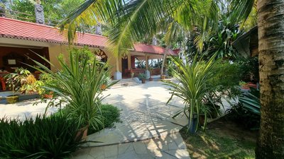 Das Restaurant mitten in der üppigen Natur des Ayurveda Resorts