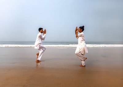 Yoga Übungen am weiten Sandstrand