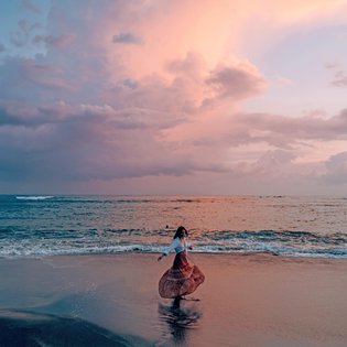 Frau Tanz am Strand bei Sonnenuntergang