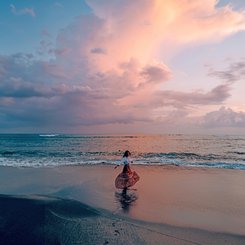 Frau Tanz am Strand bei Sonnenuntergang