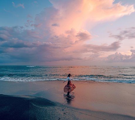 Frau Tanz am Strand bei Sonnenuntergang