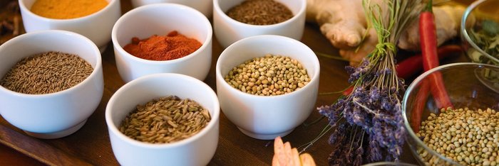 Die Speisen werden mit typisch ayurvedischen Kräutern verfeinert