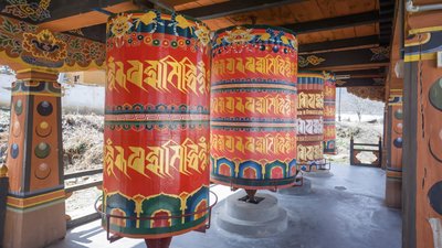 Auf unseren Bhutan Reisen entdecken Sie das faszinierende Himalaya Königreich mit seinen riesigen Gebetsmühlen