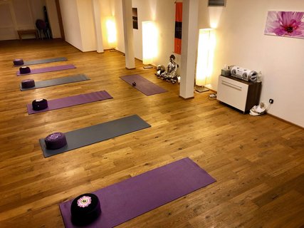 Genießen Sie entspannende Yoga-Einheiten im Yogaraum des Hotels