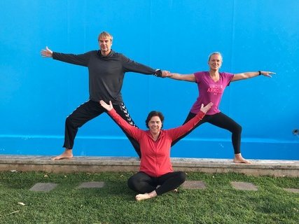 Freude und Herzlichkeit beim Yoga üben in der Gruppe