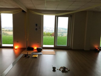 Der großzügige Yogaraum mit harmonischer Beleuchtung