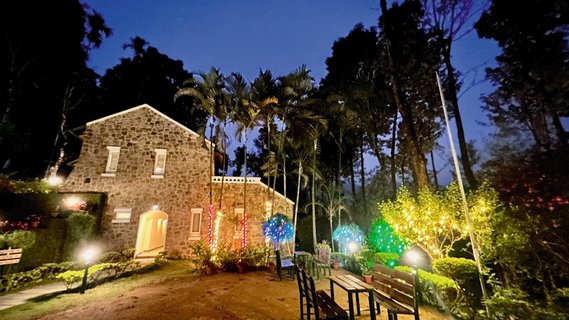 Das Sitaram Mountain Retreat bei Nacht