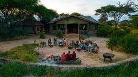 Lassen Sie Ihren Abend in der Lodge am Lagerfeuer ausklingen