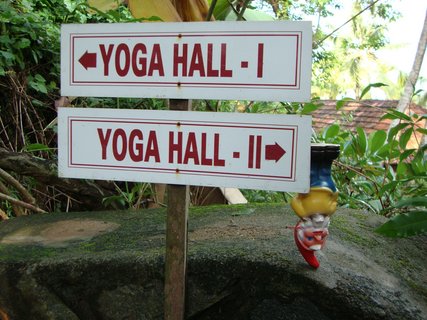 Yogahallen-Schild im Somatheeram Ayurvedic Health Resort