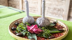 ayurveda-kuren-sri-lanka-ayurvie-weligama-resort-ayurveda-reissaeckchen Duftende Reissäckchen und Blumen gehören zu Ayurveda-Behandlungen im Ayurvie