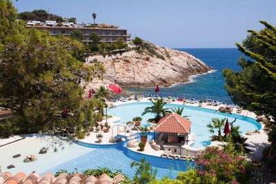 Freuen Sie sich auf ein Naturfelsen-Hallenbad mit Jacuzzi und einer Poollandschaft mit Süß- und Meerwasserpool 