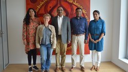 ayurveda-kuren-indien-kadaltheeram-ayurvedic-beach-resort-dr-manu-das-besuch-interview Dr. Manu Das mit seiner Frau (rechts), einer der beiden Besitzer des Kadaltheeram mit seiner Frau zu Besuch bei Dr. Petra Holz (2. v. l.) und NEUE WEGE