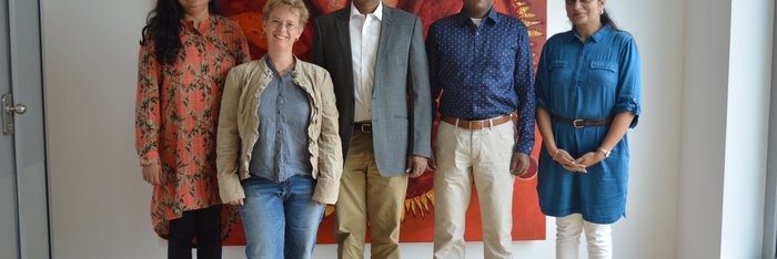 Dr. Manu Das mit seiner Frau (rechts), einer der beiden Besitzer des Kadaltheeram mit seiner Frau zu Besuch bei Dr. Petra Holz (2. v. l.) und NEUE WEGE