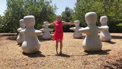 spanien-mallorca-yoga-reisen-finca-son-mola-vell-kursleiterin-marion-moormann NEUE WEGE Yogalehrerin Marion in der Finca Son Mola Vell auf Mallorca