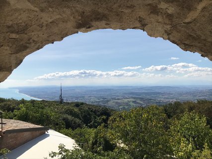 Der Blick vom Ausgangspunkt über die traumhafte Landschaft und das türkis leuchtende Meer